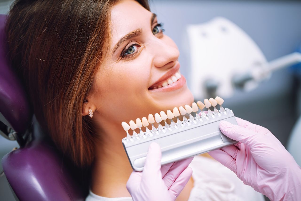 Frau prüft die richtigen Veneers