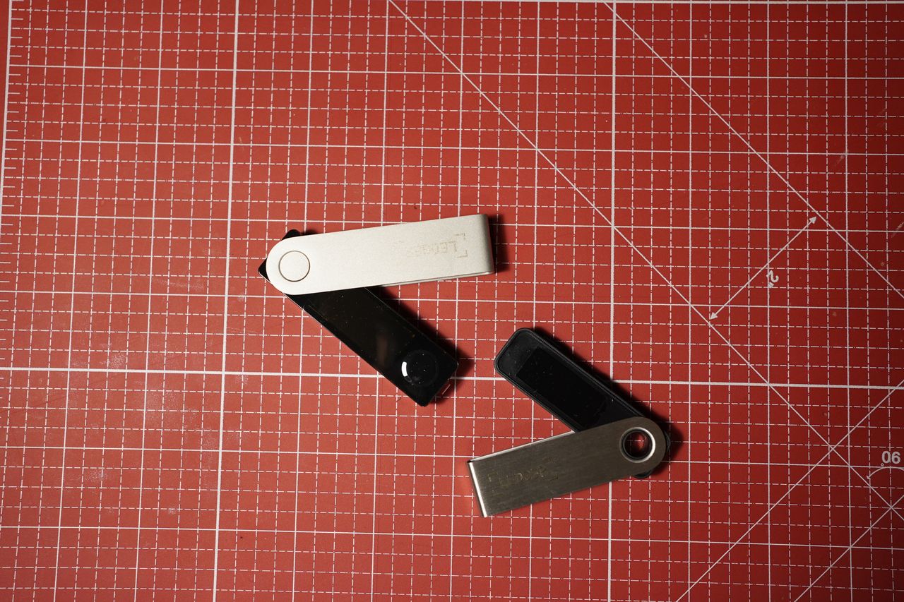 Der Ledger Nano S Plus lässt sich im Vergleich zum Ledger Nano X nur über Knöpfe bedienen
