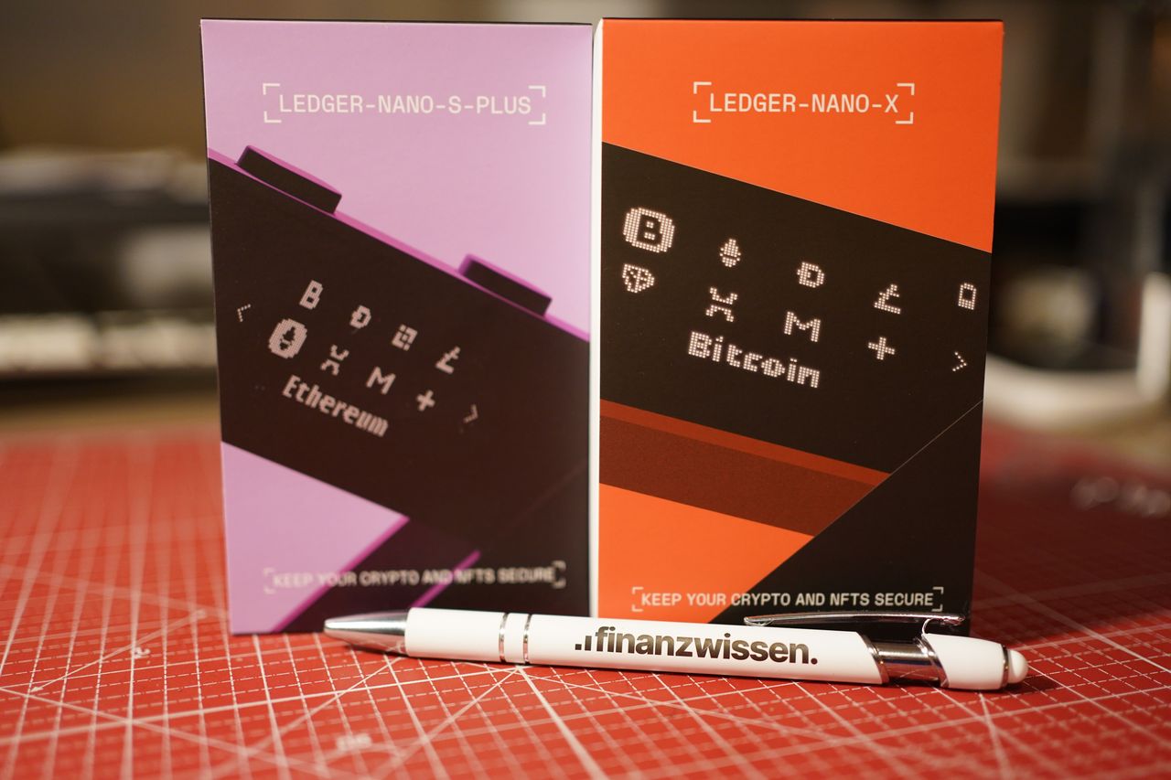 Ledger Nano S Plus Verpackung neben Ledger Nano X