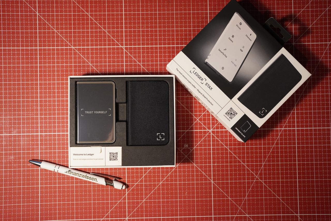 Ledger Stax im Karton