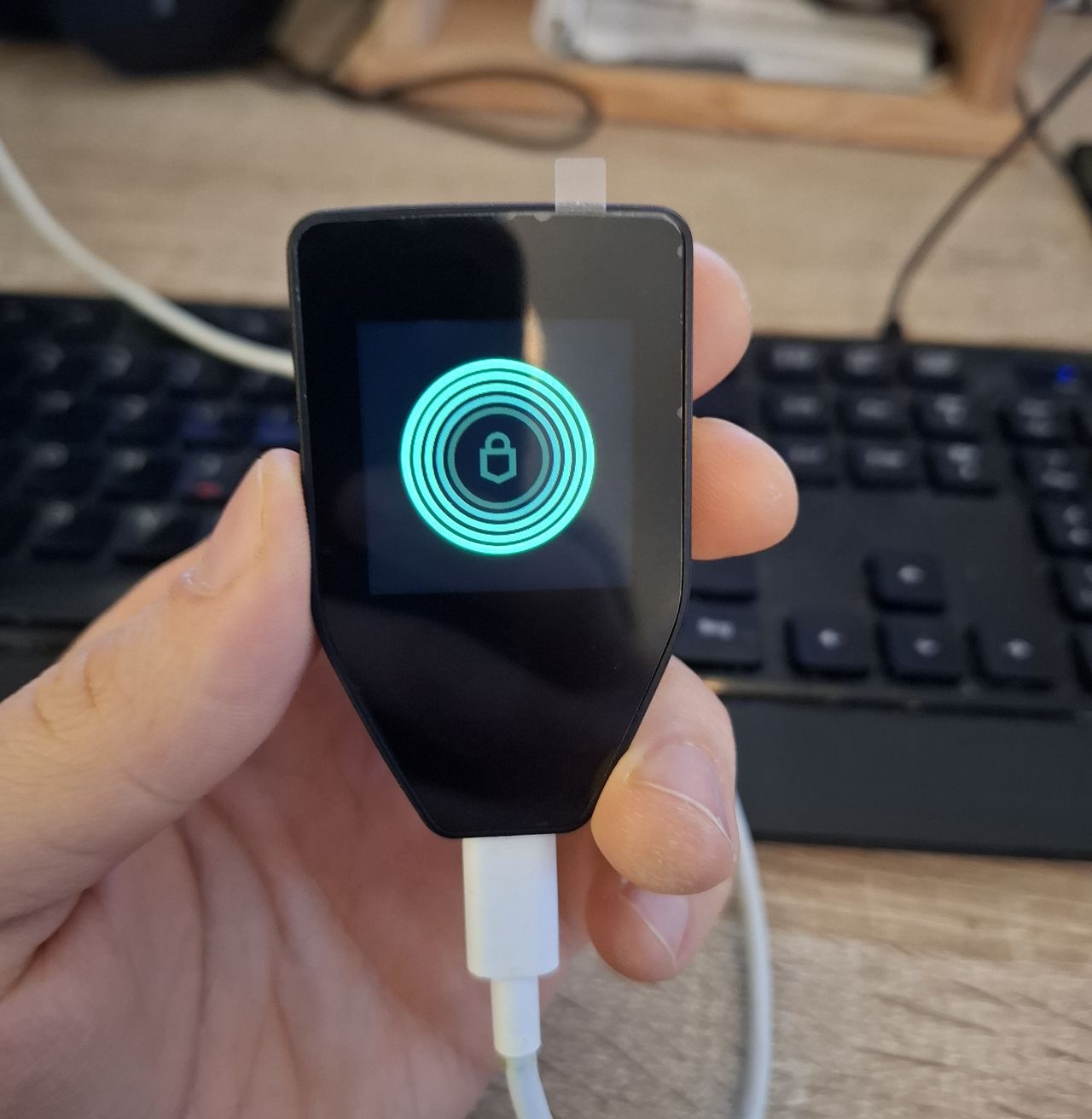 Über das Touch-Display kannst du die Transaktionen bestätigen