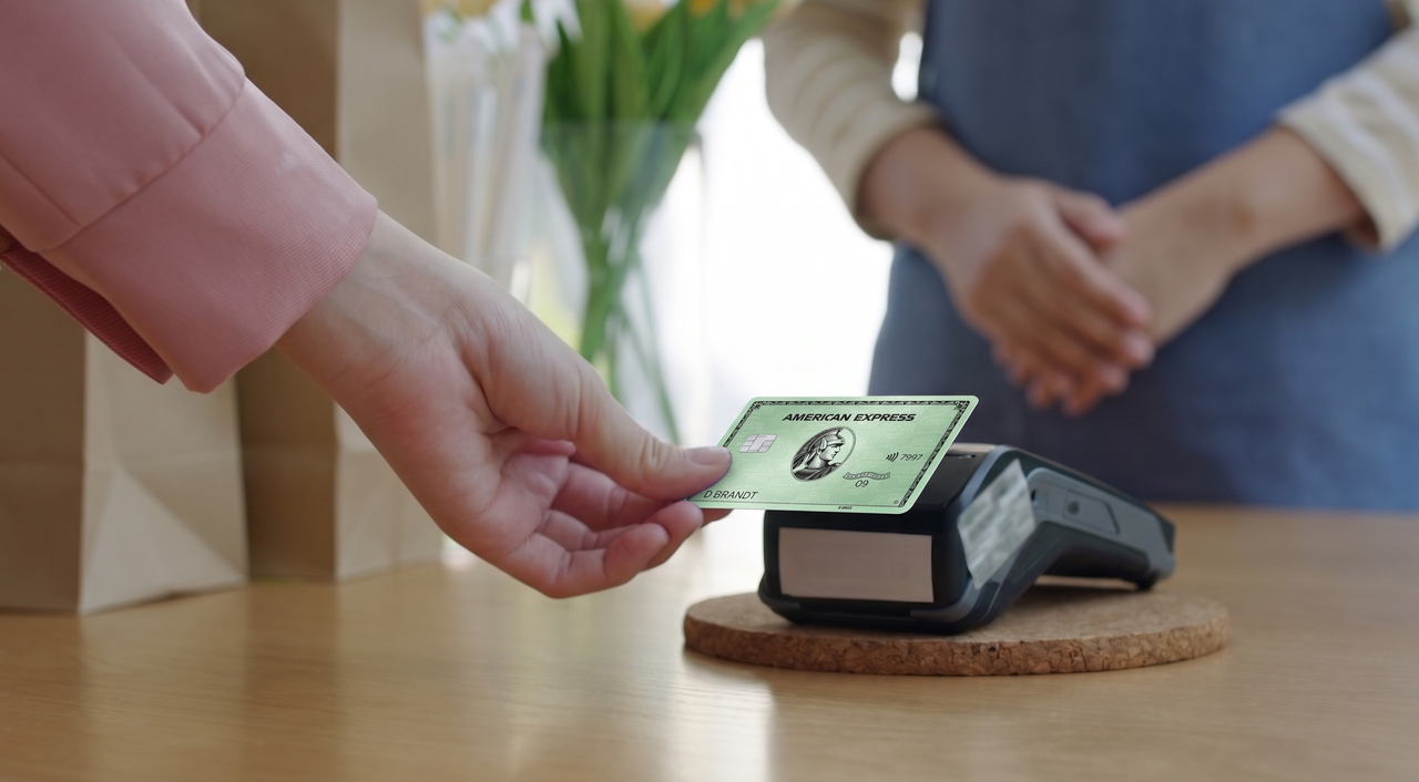Per Apple Pay und Google Pay zahlst du mit der Green Card überall kontaktlos.