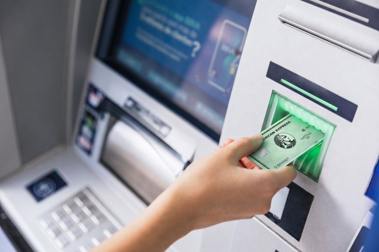 Bargeld abheben ist mit der Green Card teuer – dafür ist sie nicht gemacht.
