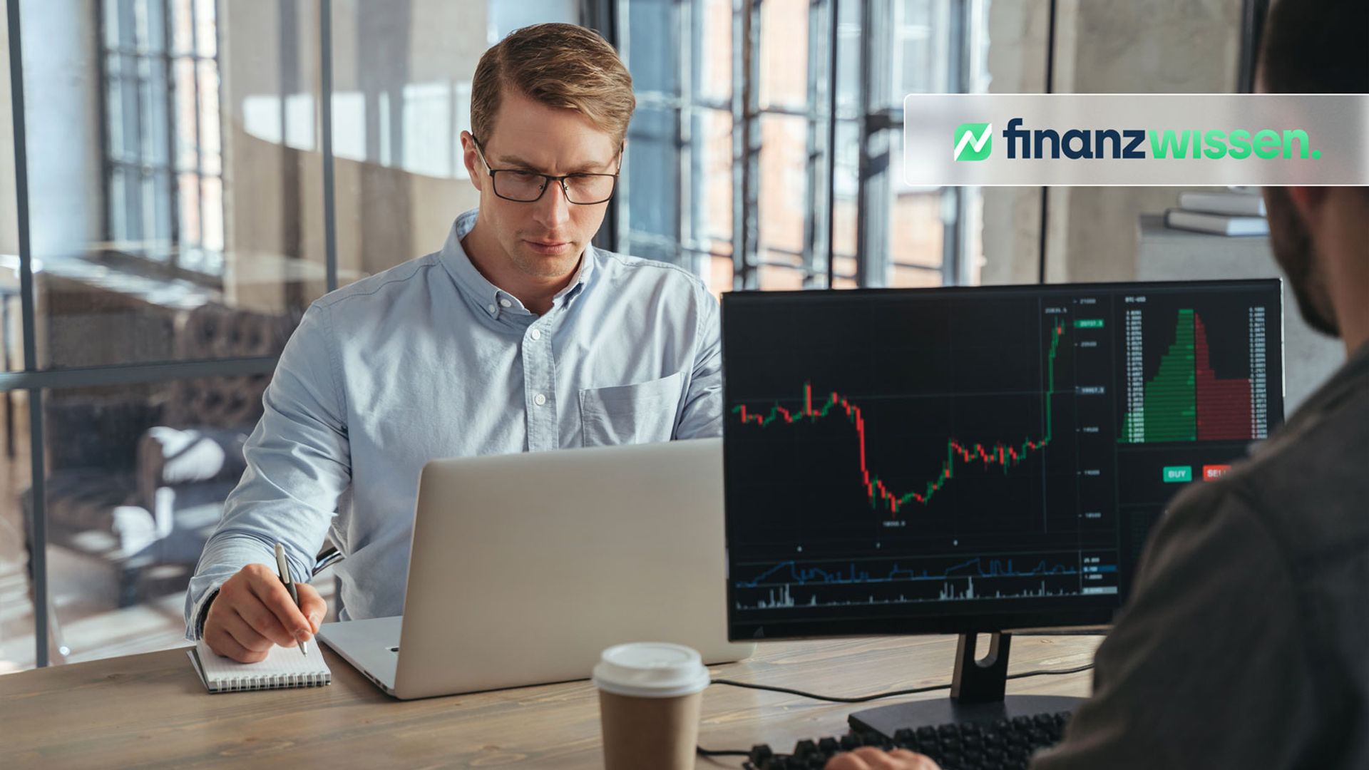Trader blickt konzentriert auf seinen Monitor, auf dem er mit Wertpapieren handelt.