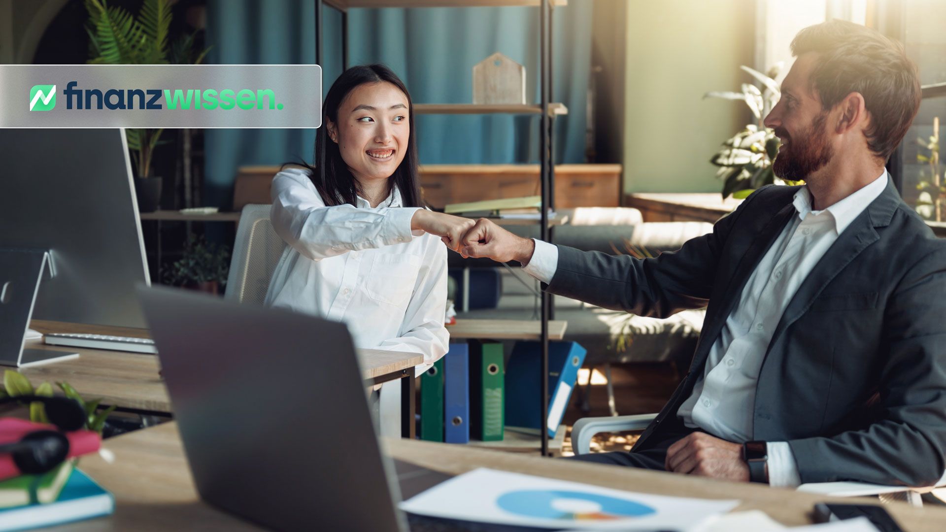 Zwei Geschäftspartner symbolisieren mit Shake Hands einen Smart Conctract