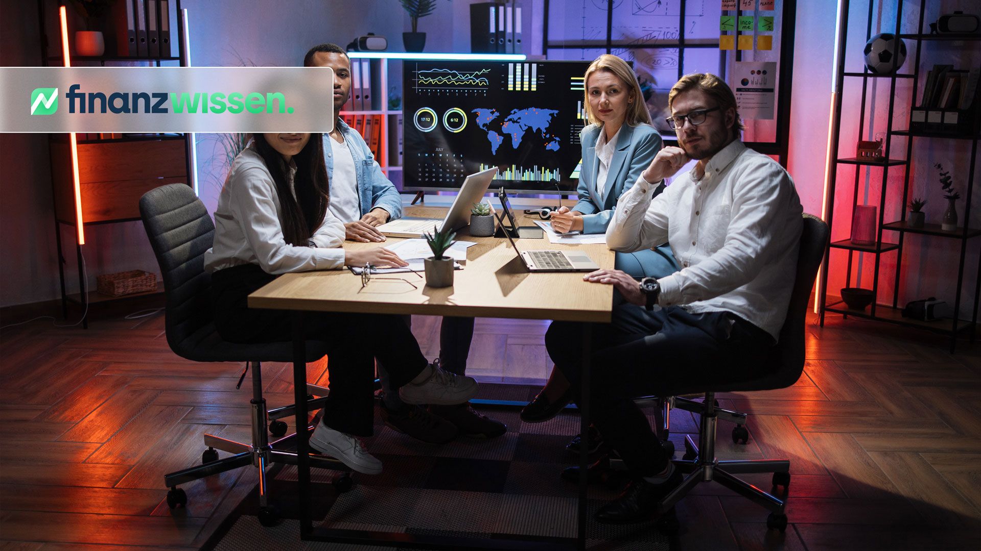 Kryptowährung Stellar Gruppe analysiert an ihrem Bildschirm Potenzial von Stellar