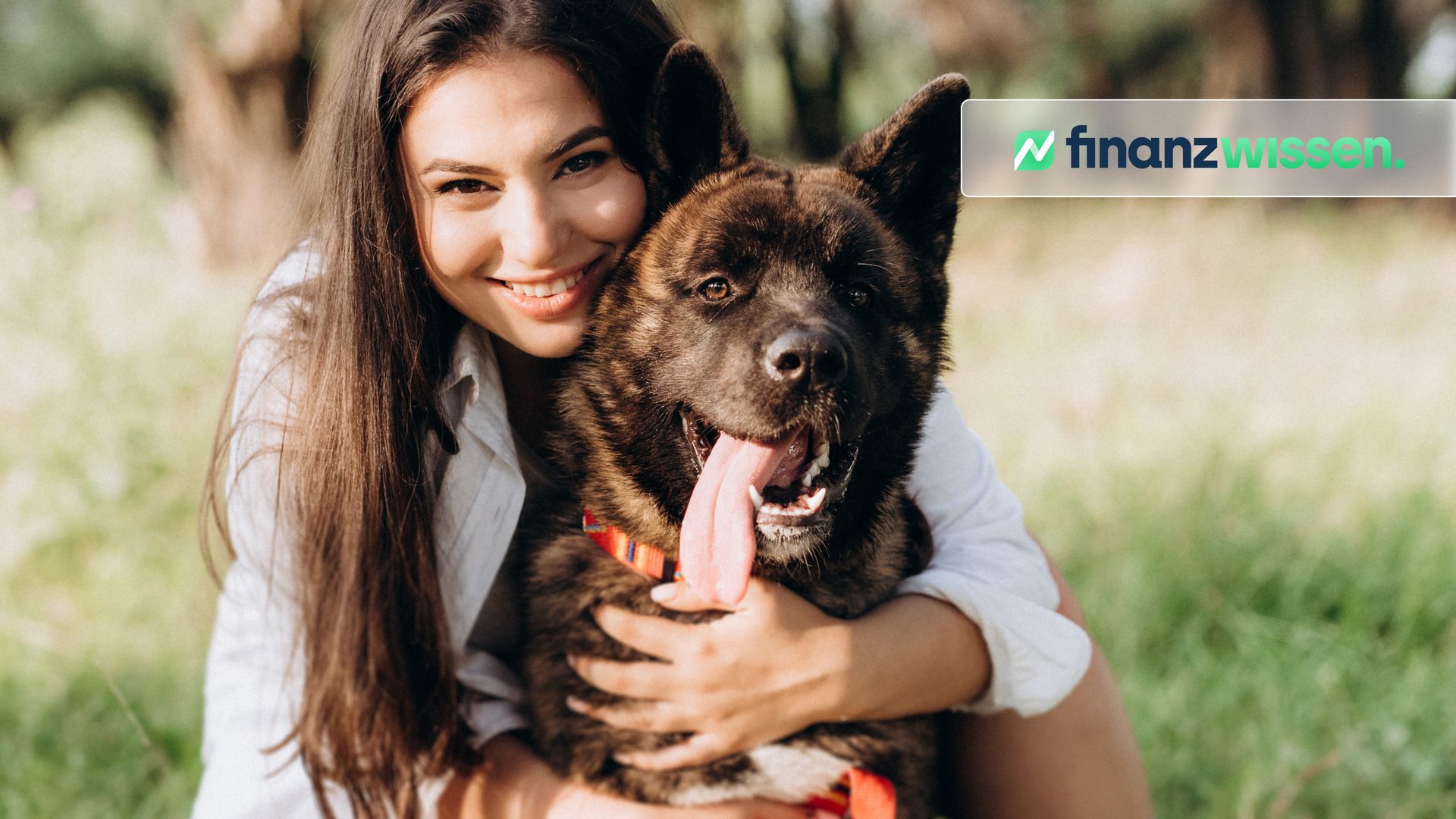 Frau mit einem Akita Inu