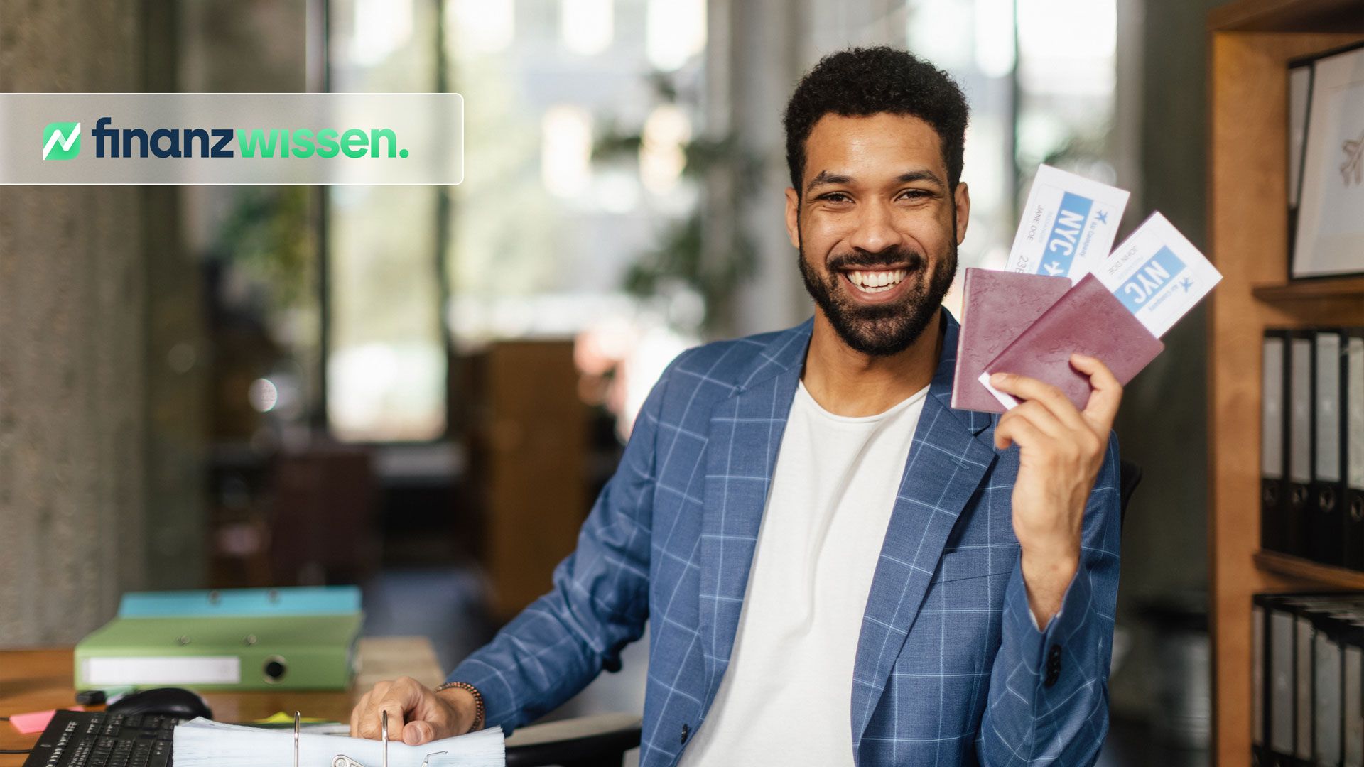 Reiseversicherungen im Überblick Junger Mann freut sich über seine Reise und seinen Reiseschutz