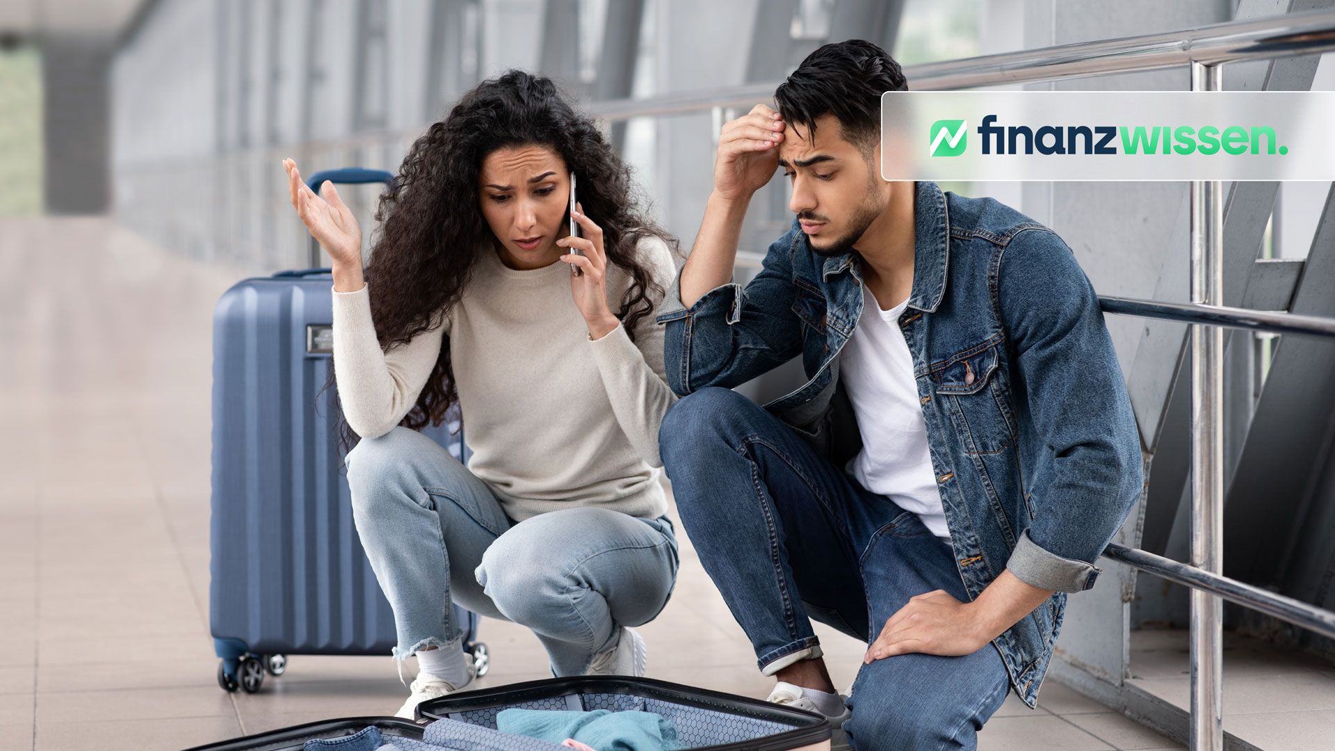Wann lohnt sich eine Reiserücktrittsversicherung? Junges Paar sucht nach Unterlagen für Reiserücktrittversicherung in Koffer