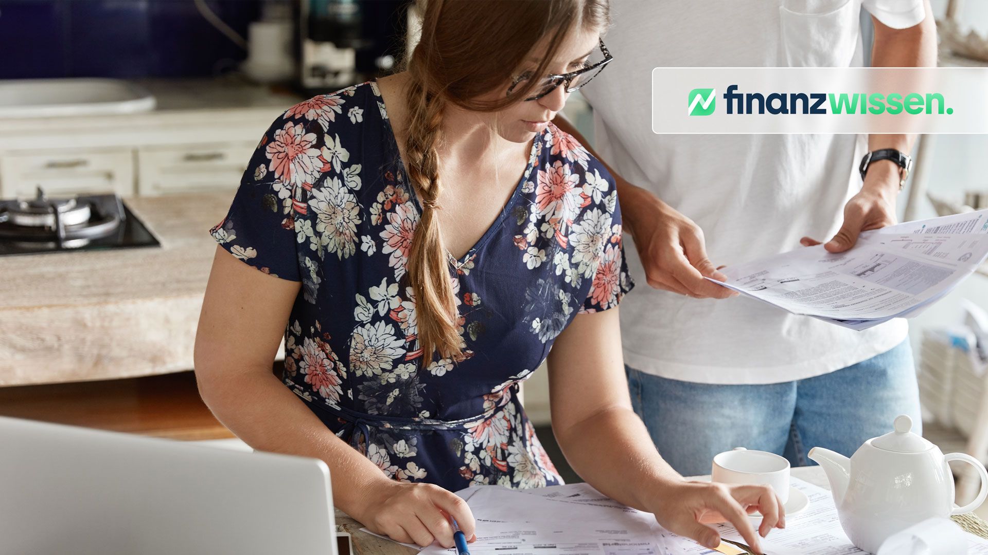 Junge Frau setzt Zahnzusatzversicherung von der Steuer ab