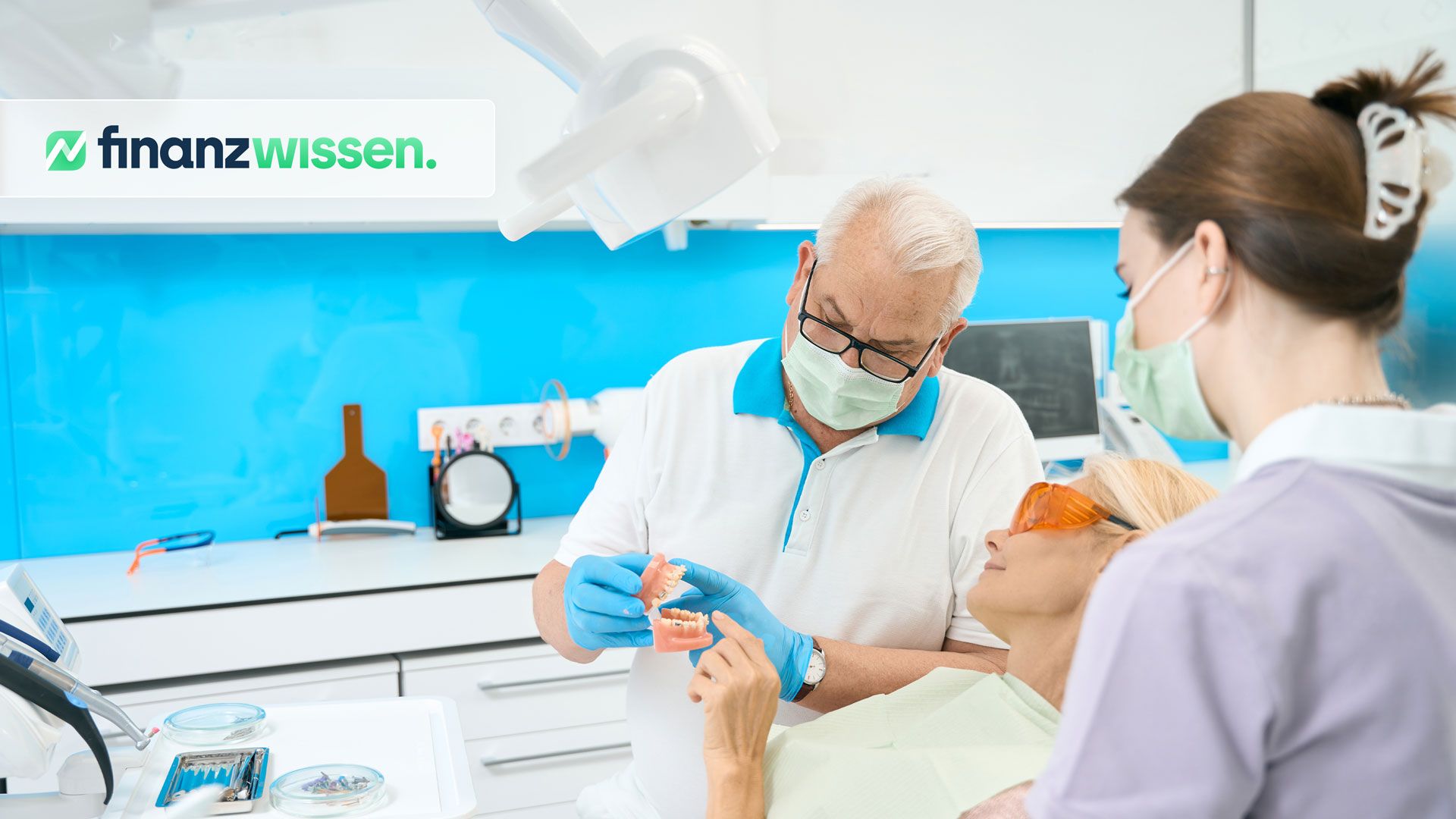 Patientin wird von Zahnarzt behandelt