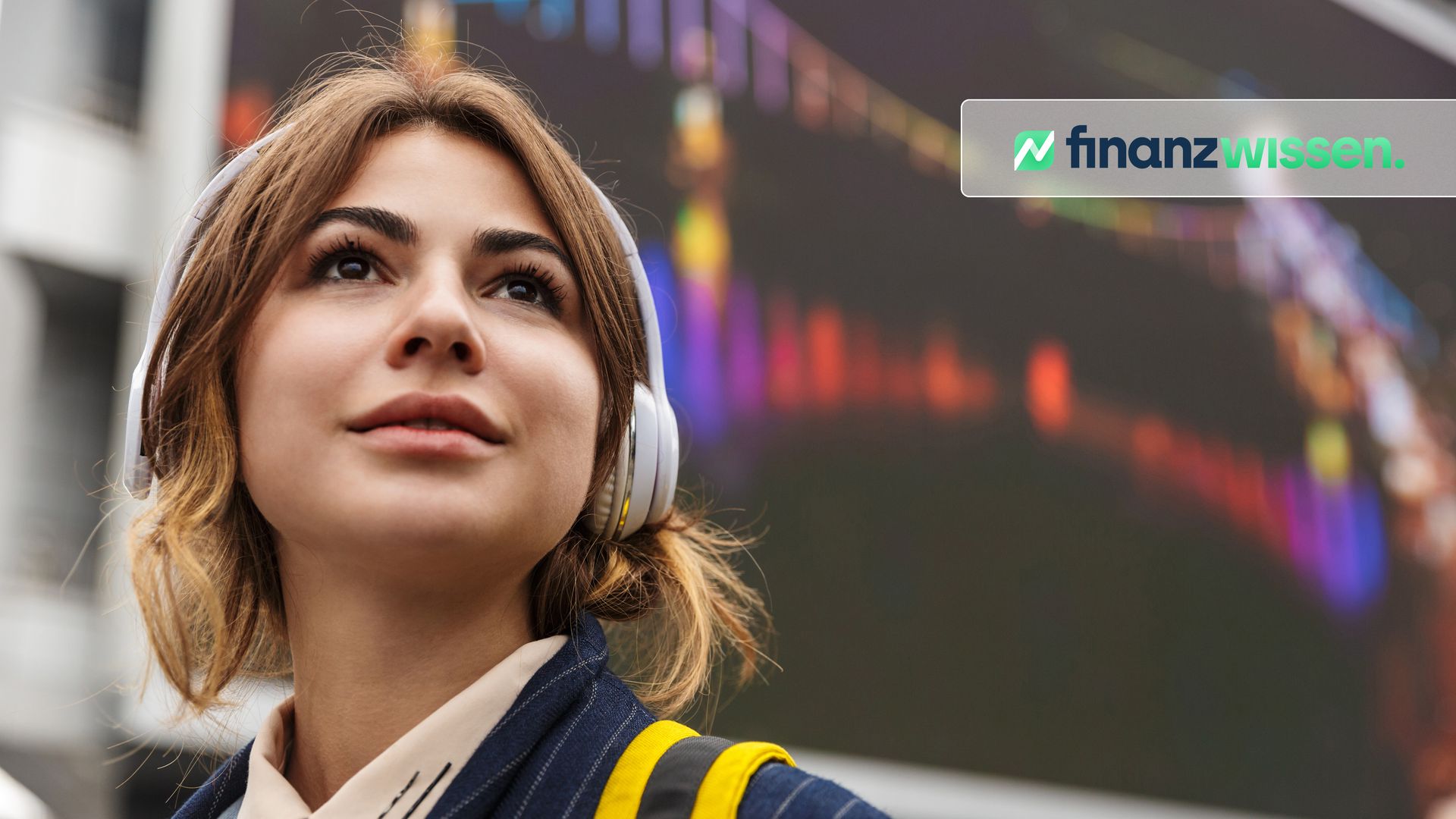 Frau informiert sich über Themen-ETFs