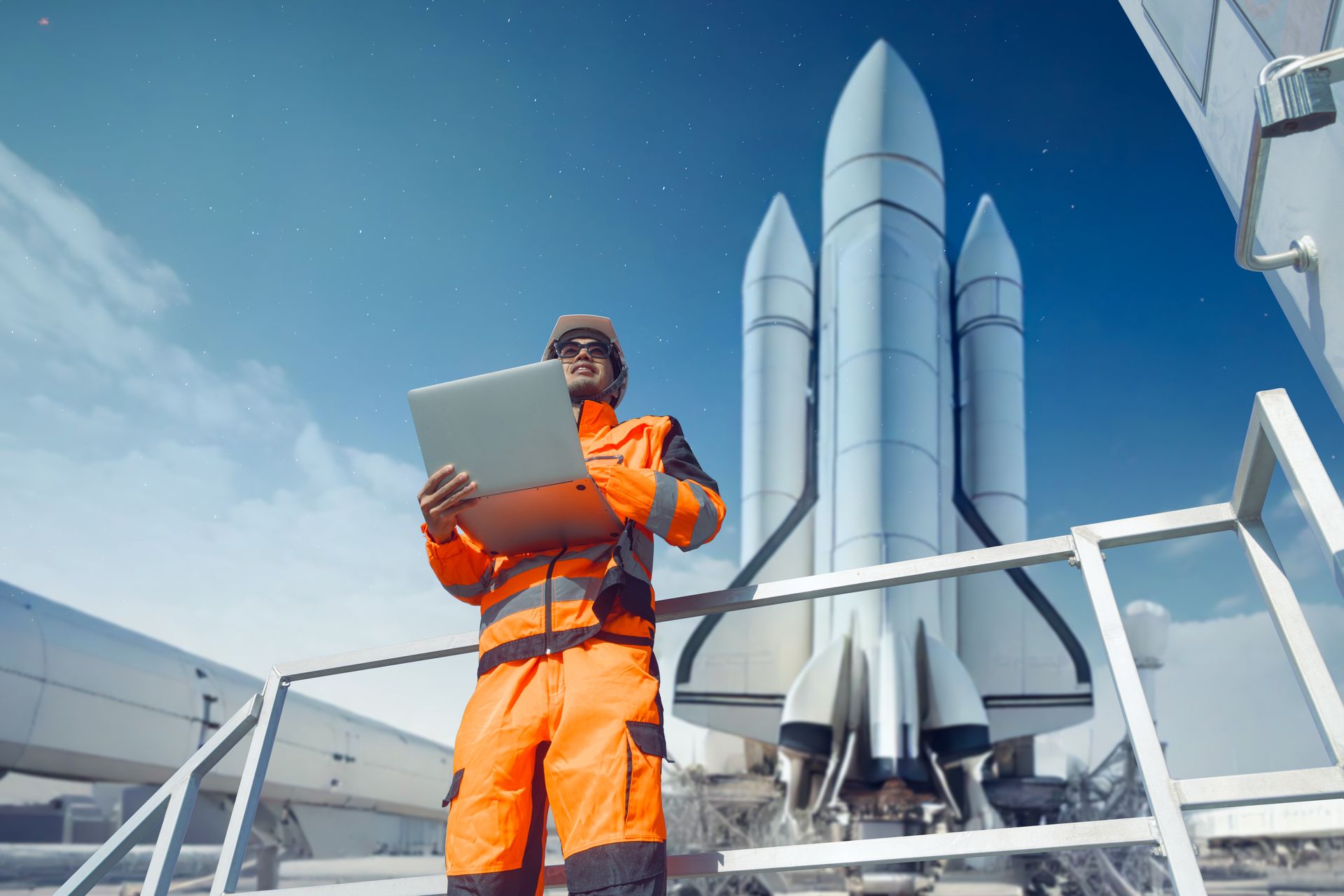 Techniker steht vor einer Rakete