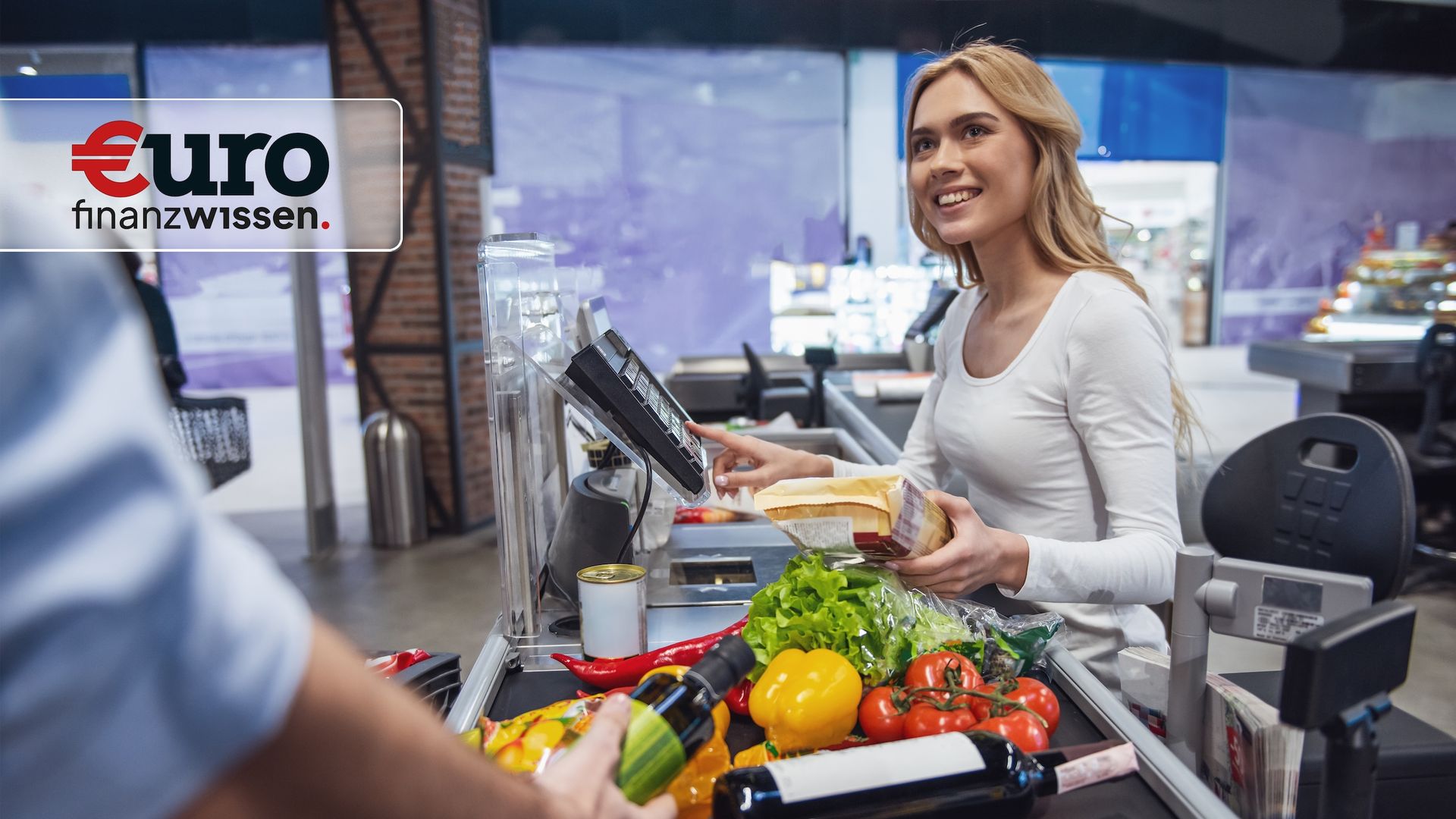 Junge Verkäuferin zahlt Geld im Supermarkt aus Junge Frau zahlt Bargeld an Supermarktkasse aus