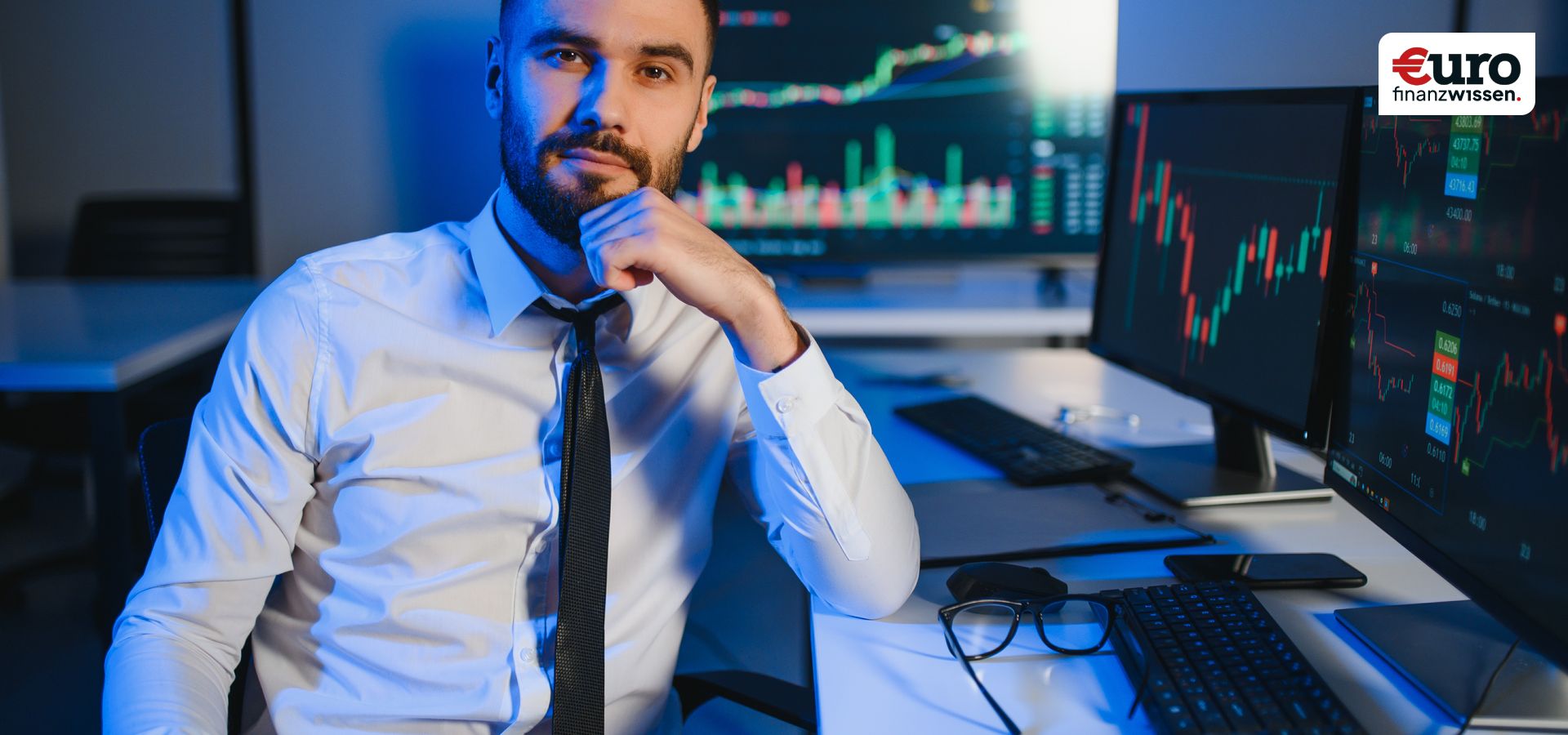 Junger Mann praktiziert CFD-Trading am PC