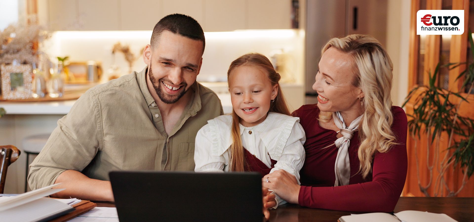 Familie spart gemeinsam mit dem Kind für die Zukunft