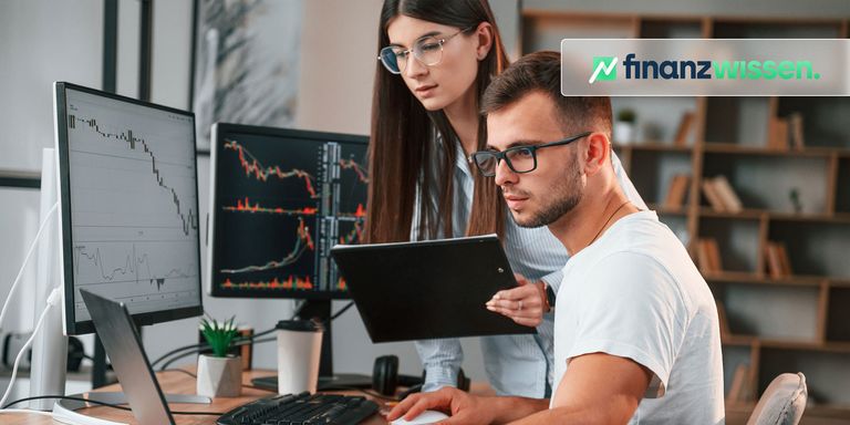 Junges Paar ist vor dem Laptop und analysiert Charts von Unternehmen um potenzielle Turnaround Aktien zu erkennen.