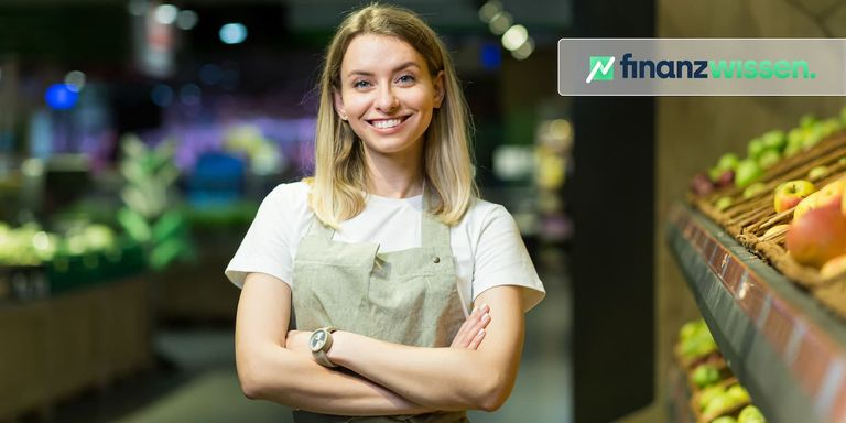 Junge Frau investiert in Sektor-ETF