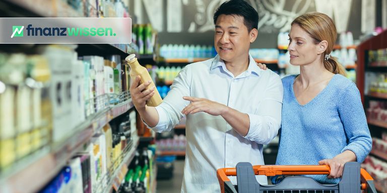 Paar vergleicht Lebensmittelpreise im Supermarkt