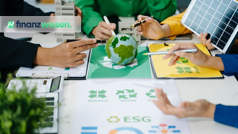 Junge Start-up Mitarbeiterin lächelt in die Kamera. Im Hintergrund arbeiten Kolleginnen mit Post-its.