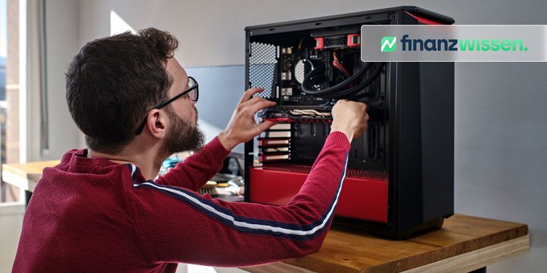Titelbild zur NVIDIA Prognose Junger Mann, der eine NVIDIA Grafikkarte in einen Computer einbaut
