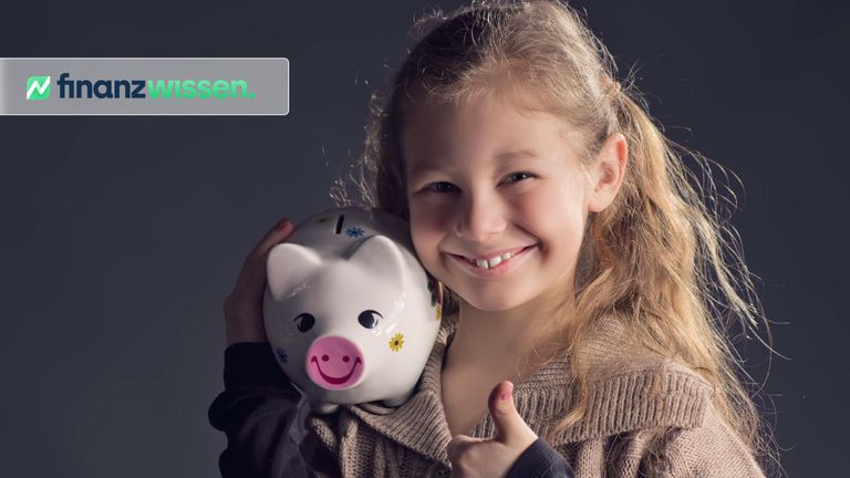 Geldanlage für Kinder: Mädchen mit Sparschwein 