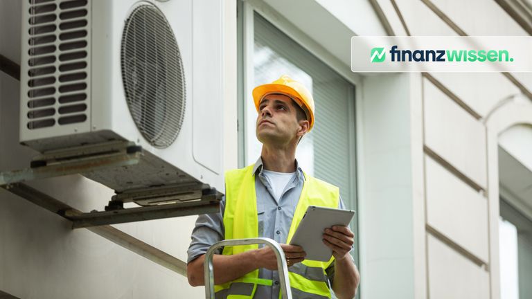 Installateur bringt Wärmepumpe an Lohnen sich Wärmepumpen-Aktien zur Geldanlage?