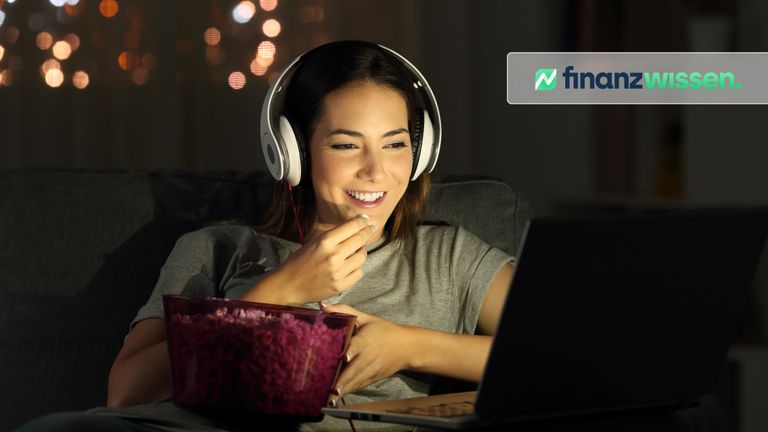 Frau sieht Dokumentation über Streaming-Aktien