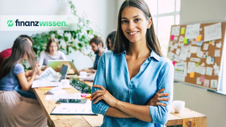 Junge Frau investiert in Small-Cap-ETF
