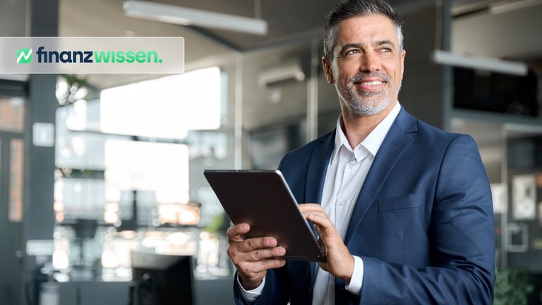 Mann prüft KGV auf einem Tablet