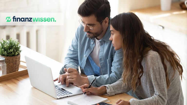Junges Pärchen analysiert einen ETF am Laptop