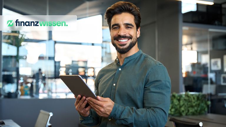 Junger Mann sucht an Tablet nach den besten FinTech-ETF