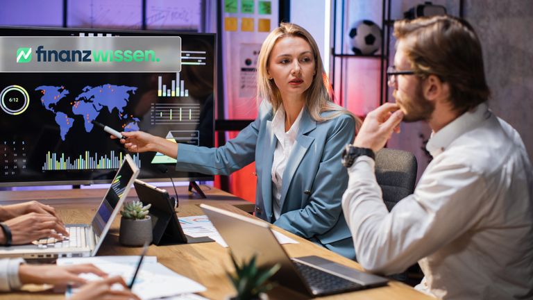 Team analysiert Unternehmen mit Porter 5 Forces Modell