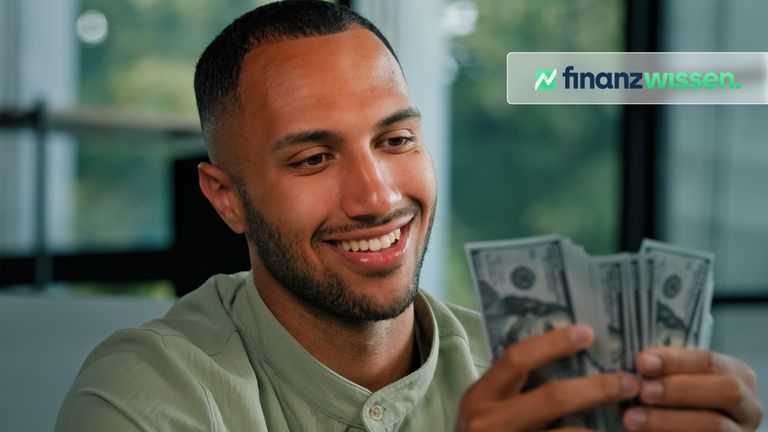 Junger Mann zählt Cashflow aus Value-ETF