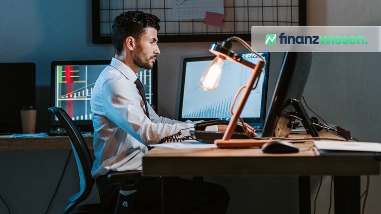 Mann beim Trading lernen am Computer