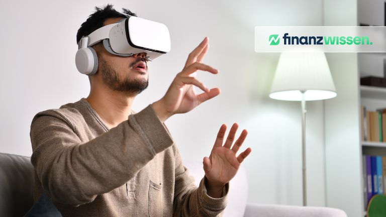 Mann steigt mit VR Brille ins Metaverse ein