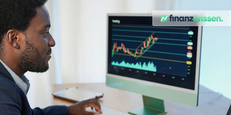 Afrikanischer Händler, der zu Hause arbeitet und den Aktienmarkt studiert - Finanz-, Investment- und Handelskonzept