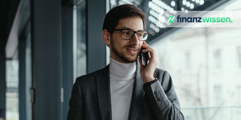 Portrait eines erfolgreichen Geschäftsmannes im Gespräch auf dem Smartphone