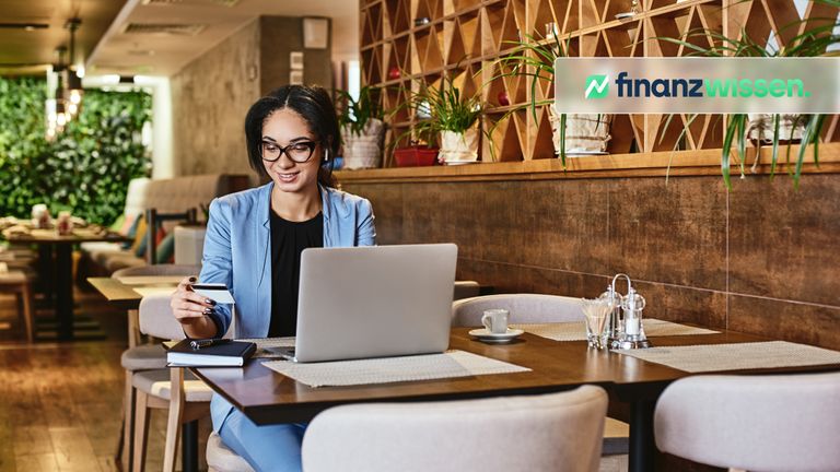 Frau berechnet den Discounted Cashflow