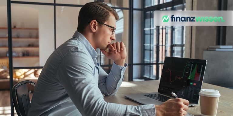 Junger Analyst, der auf den Laptop-Bildschirm blickt und Charts analysiert