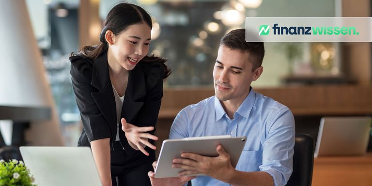 Geschäftsleute diskutieren über die beste ETF-Replikationsmethode an einem Tablet