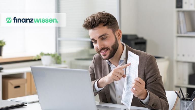 Junger Mann bei der Bilanzanalyse