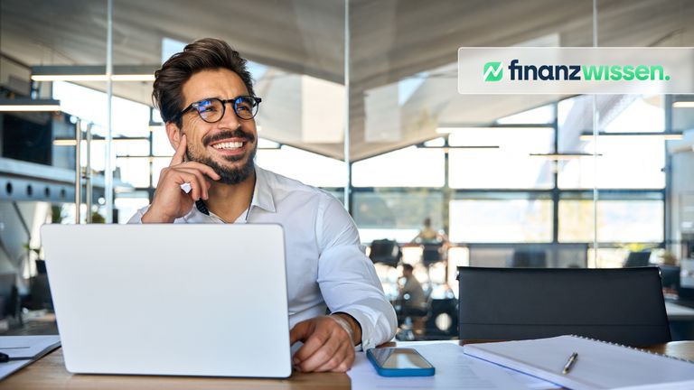 Mann beim Copy Trading