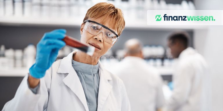 Labormitarbeiterin aus dem Healthcare-Sektor welche eine Laborprobe entnimmt.