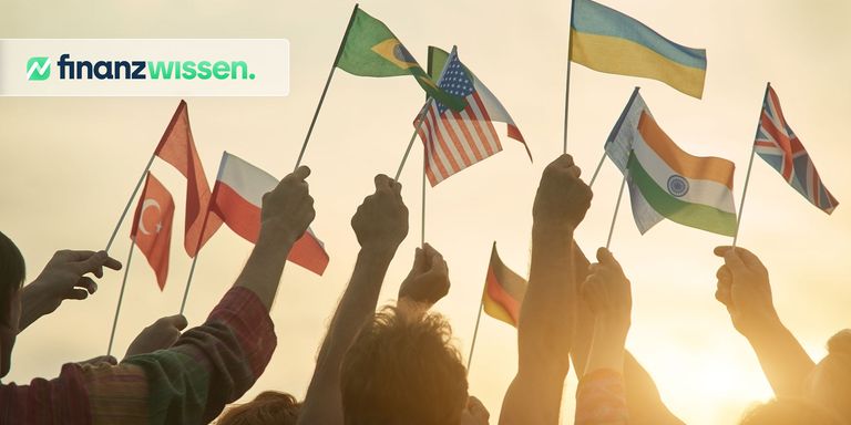 Gruppe von Menschen, die Flaggen verschiedener Länder hissen