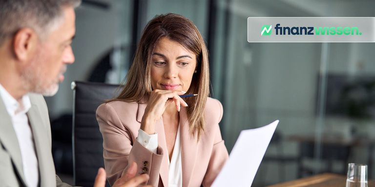 Junge Kapitalanlegerin berät mit Steuerberater über Steuerlast