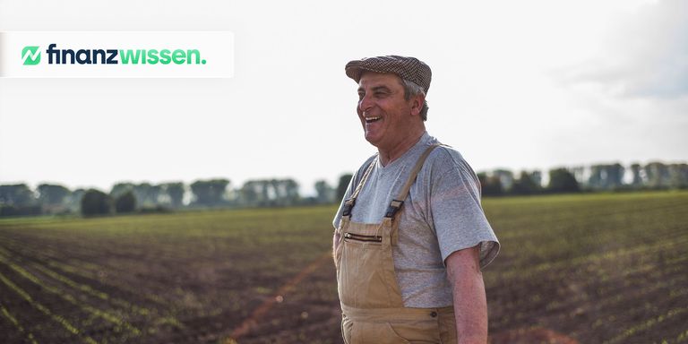 Glücklicher Landwirt auf dem Feld