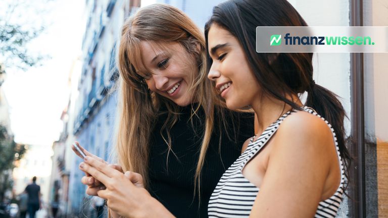 Junge Frauen kaufen Welt-ETF am Smartphone