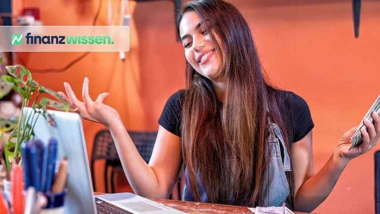 Anlegerin erhält Dividenden aus einem Dividenden-ETF