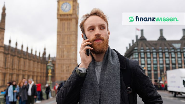 Junger Mann vor dem Big Ben überlegt den Kauf eines Großbritannien ETF